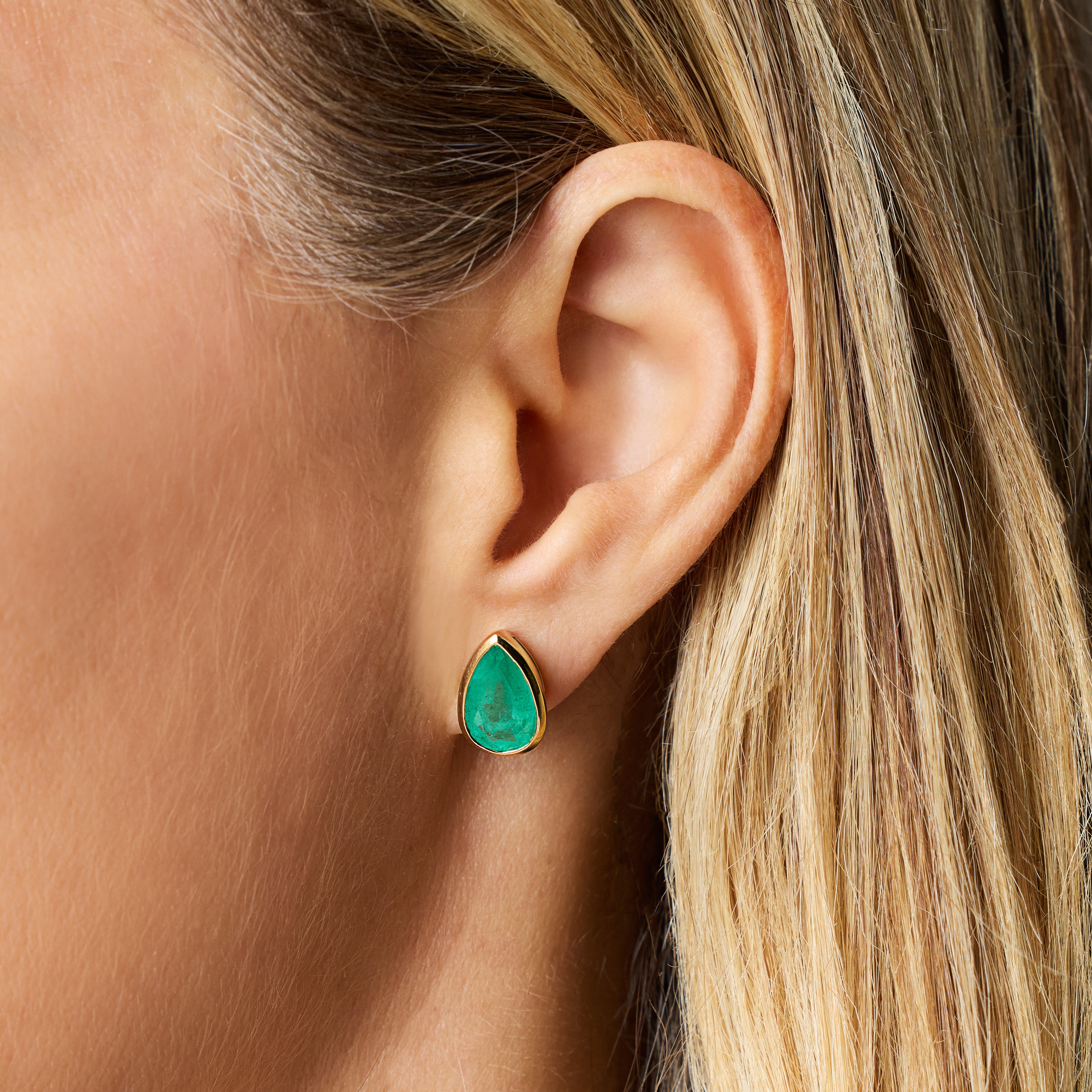Pear Emerald Stud Earrings in Yellow Gold