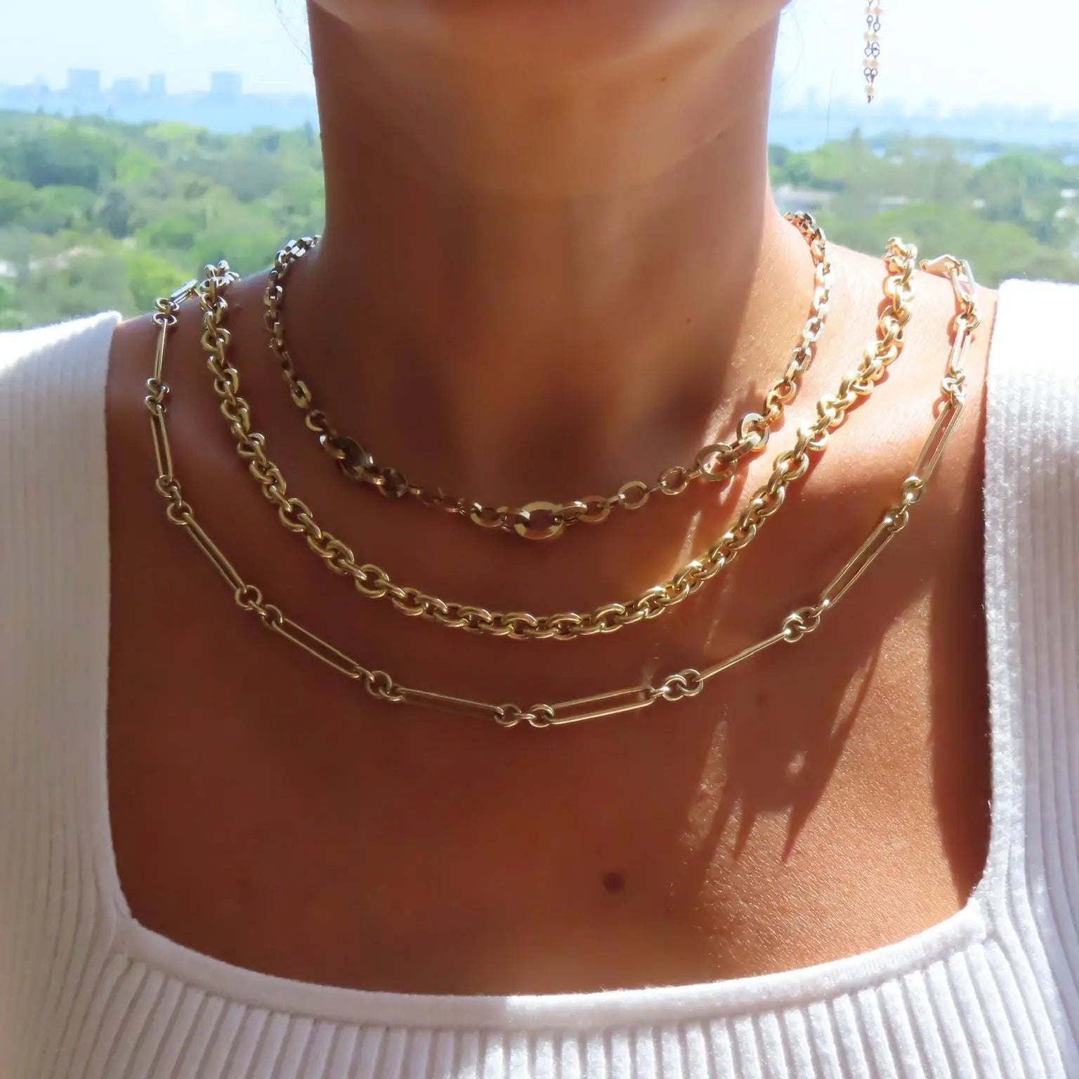Lightweight hollow gold chain necklace with round interlocking links